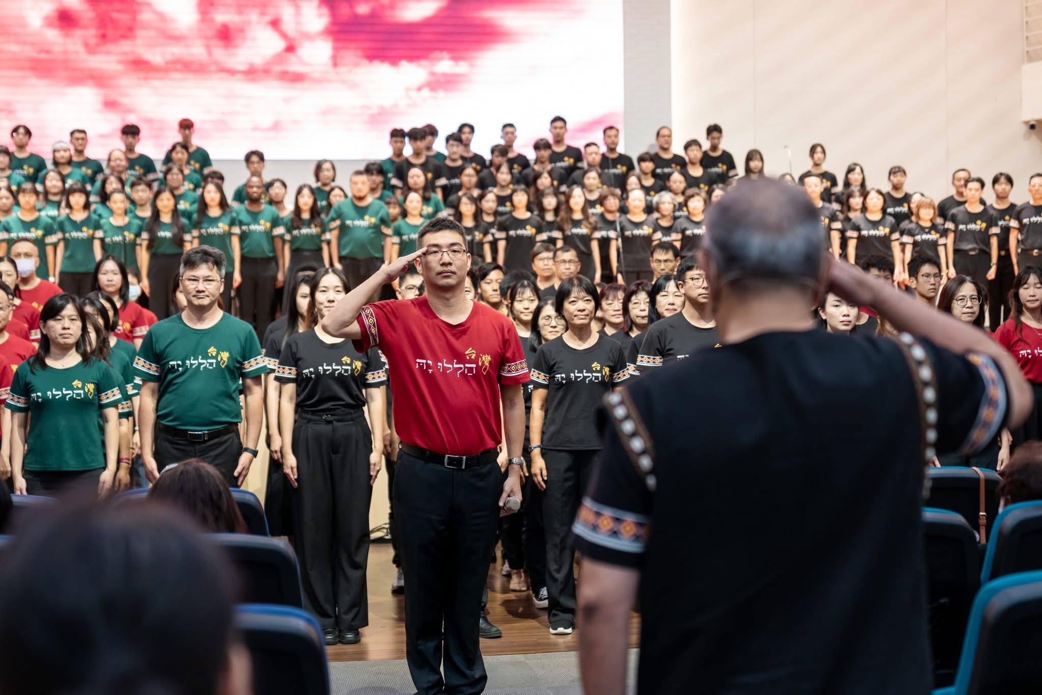 短宣隊出發前誓師，隊長向高牧師敬禮。(翻攝自台南聖教會臉書)